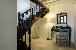 Firalia, Casa In Rock Suites