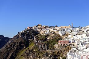 Firalia, Casa In Rock Suites