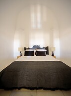 Firalia, Casa In Rock Suites