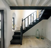 Firalia, Casa In Rock Suites