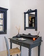 Firalia, Casa In Rock Suites