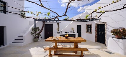 Firalia, Casa In Rock Suites