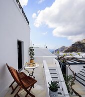 Firalia, Casa In Rock Suites