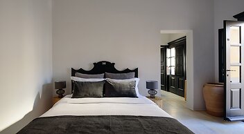 Firalia, Casa In Rock Suites