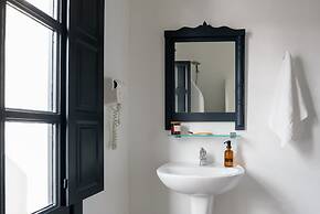 Firalia, Casa In Rock Suites