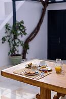 Firalia, Casa In Rock Suites