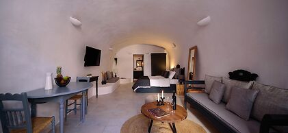 Firalia, Casa In Rock Suites