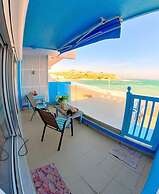 Deluxe Beach Apartment- Sleeps 2 & Private Terrace