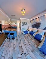 Deluxe Beach Apartment- Sleeps 2 & Private Terrace