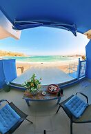 Deluxe Beach Apartment- Sleeps 2 & Private Terrace