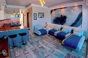 Deluxe Beach Apartment- Sleeps 2 & Private Terrace