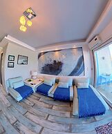 Deluxe Beach Apartment- Sleeps 2 & Private Terrace
