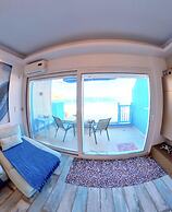 Deluxe Beach Apartment- Sleeps 2 & Private Terrace