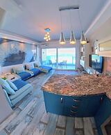 Deluxe Beach Apartment- Sleeps 2 & Private Terrace