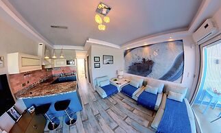 Deluxe Beach Apartment- Sleeps 2 & Private Terrace