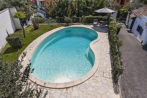 City Cottage With Garden and Pool by Wonderful Italy