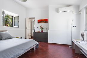 City Cottage With Garden and Pool by Wonderful Italy