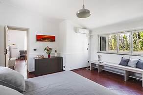 City Cottage With Garden and Pool by Wonderful Italy