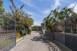 City Cottage With Garden and Pool by Wonderful Italy