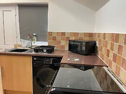 Impeccable 4-bed Home Away From Home in Swindon