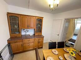 Impeccable 4-bed Home Away From Home in Swindon