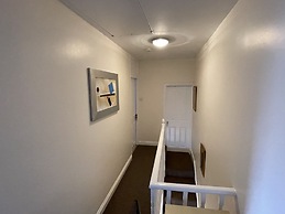 Impeccable 4-bed Home Away From Home in Swindon