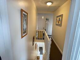 Impeccable 4-bed Home Away From Home in Swindon