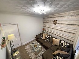 Impeccable 4-bed Home Away From Home in Swindon