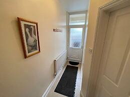 Impeccable 4-bed Home Away From Home in Swindon