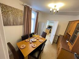 Impeccable 4-bed Home Away From Home in Swindon