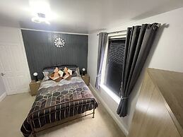 Impeccable 4-bed Home Away From Home in Swindon