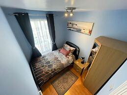 Impeccable 4-bed Home Away From Home in Swindon