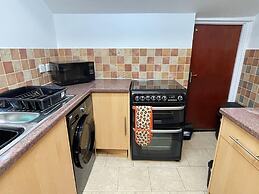 Impeccable 4-bed Home Away From Home in Swindon