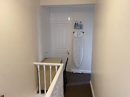 Impeccable 4-bed Home Away From Home in Swindon