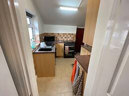 Impeccable 4-bed Home Away From Home in Swindon