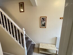 Impeccable 4-bed Home Away From Home in Swindon