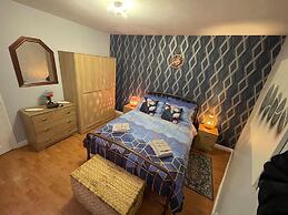 Impeccable 4-bed Home Away From Home in Swindon