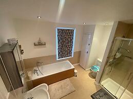 Impeccable 4-bed Home Away From Home in Swindon