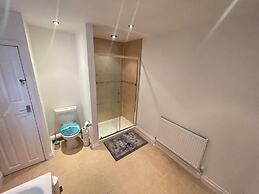 Impeccable 4-bed Home Away From Home in Swindon