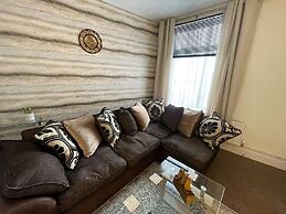 Impeccable 4-bed Home Away From Home in Swindon