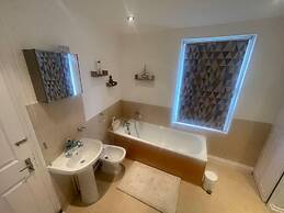 Impeccable 4-bed Home Away From Home in Swindon