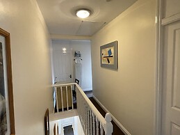 Impeccable 4-bed Home Away From Home in Swindon