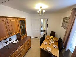 Impeccable 4-bed Home Away From Home in Swindon