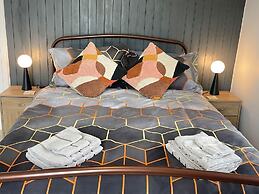 Impeccable 4-bed Home Away From Home in Swindon