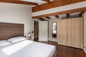 Wooden Design Apartment by Wonderful Italy