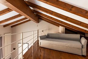 Wooden Design Apartment by Wonderful Italy