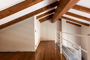 Wooden Design Apartment by Wonderful Italy