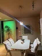 Oasis Garden Apartment