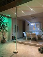 Oasis Garden Apartment