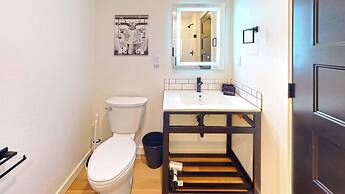 The Commons - Urban Coastal Lodging